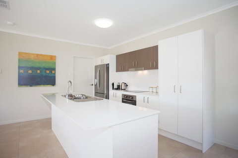 Petrie Beach Holiday Home - Accommodation Rockhampton 3
