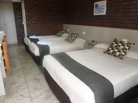 Pioneer Lodge Motel - Accommodation Rockhampton 0