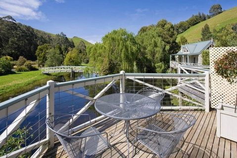 PLUM TREE STUDIO - Couples Lakeside Spa Retreat - Accommodation Rockhampton 1