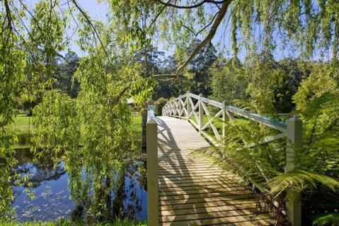 PLUM TREE STUDIO - Couples Lakeside Spa Retreat - Accommodation Rockhampton 2