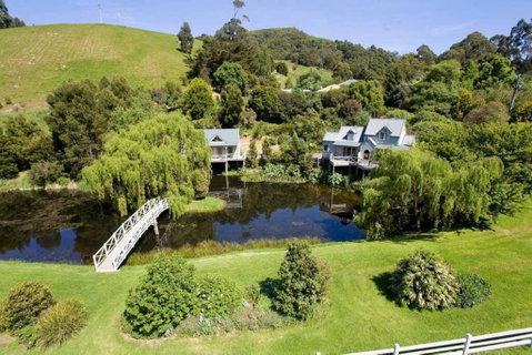 PLUM TREE STUDIO - Couples Lakeside Spa Retreat - Accommodation Rockhampton 3
