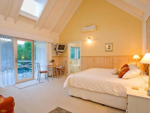 PLUM TREE STUDIO - Couples Lakeside Spa Retreat - Accommodation Rockhampton 0