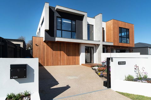 Portrush Luxury Villa - Accommodation Rockhampton 0