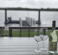 Quiet River Front Escape Walk to Ocean Street  Shops - Accommodation Rockhampton