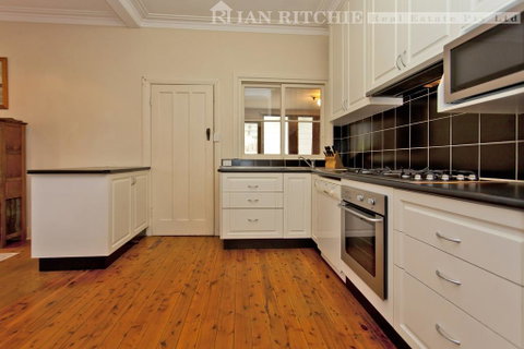 Red Brick Beauty - Central Cottage - Accommodation Rockhampton 1