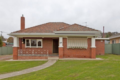 Red Brick Beauty - Central Cottage - Accommodation Rockhampton 0