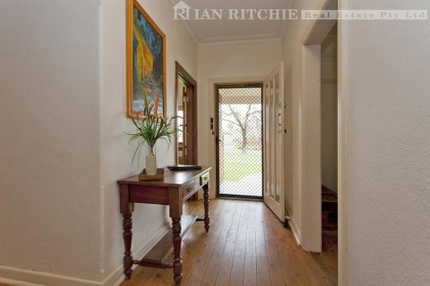 Red Brick Beauty - Central Cottage - Accommodation Rockhampton 3