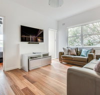 Renovated art deco flat close to city and harbour - Accommodation Rockhampton