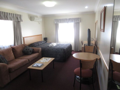 Riviera Executive Suites - Accommodation Rockhampton 1