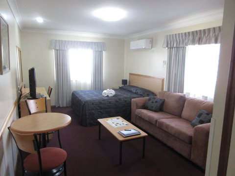 Riviera Executive Suites - Accommodation Rockhampton 2