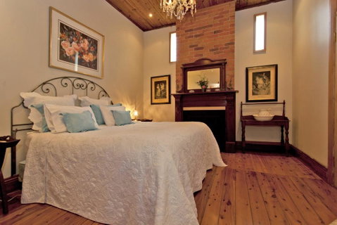 Rose Cottage - Historic Luxury - Accommodation Rockhampton 2