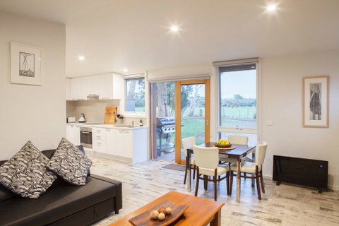 Sandy Point Hideaway - Accommodation Rockhampton 0