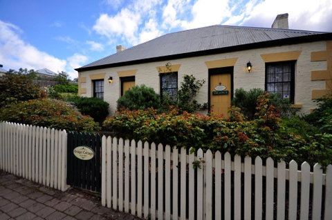 Sargeants & Armoury Cottages 1823 - Accommodation Rockhampton 1