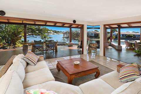 SCHMAN55-WATERFRONT, RESORT-STYLE ENTERTAINER - Accommodation Rockhampton 0