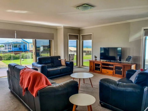 SEAL HAVEN - Centrally Located, Modern Home - Accommodation Rockhampton 1