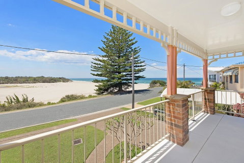 SEASCAPE - An Enticing Lakeside Escape - Accommodation Rockhampton 0