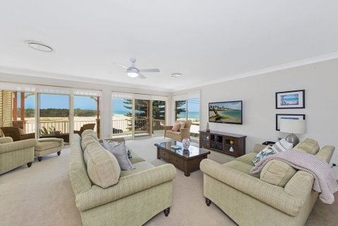 SEASCAPE - An Enticing Lakeside Escape - Accommodation Rockhampton 1