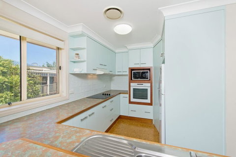 SEASCAPE - An Enticing Lakeside Escape - Accommodation Rockhampton 2