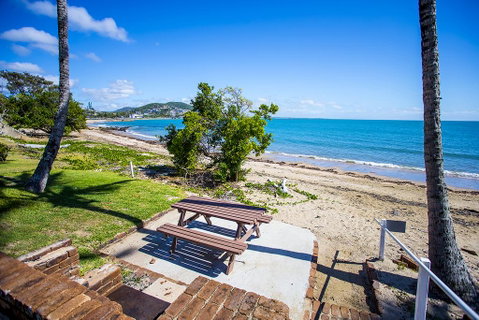 Seaspray Waterfront Holiday Units - Accommodation Rockhampton 2