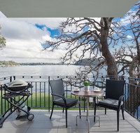 Serene And Stylish Harbourside Apartment - Accommodation Rockhampton