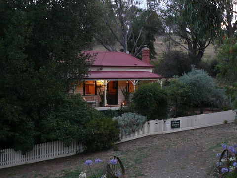 Sinnamons Cottage - Accommodation Rockhampton 0