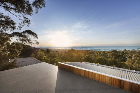 Skyluxe Luxury Retreat With Water Views And Deluxe Interior From Every Room - Accommodation Rockhampton 1