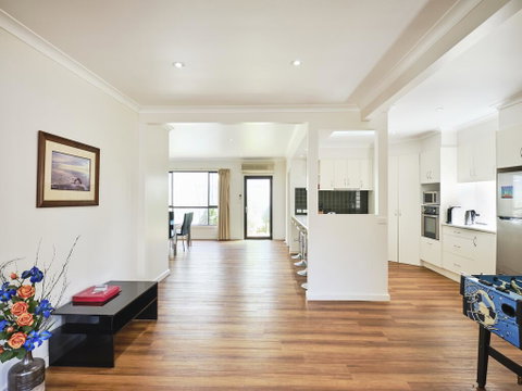 Skymirror Villa - Accommodation Rockhampton 0