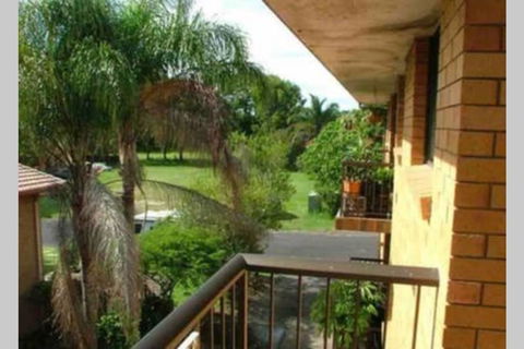 Spacious 2 Bedroom Beach Side Apartment - Close To Shopping Centre With Coles, Health Food Shop, Sushi, Pizza, Cafes, Hairdresse - Accommodation Rockhampton 3
