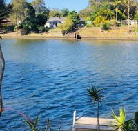 Spacious 2 Bedroom Beach Side Apartment - Close to shopping Centre with Coles Health Food Shop Sushi Pizza Cafes Hairdresse - Accommodation Rockhampton