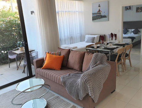 Spacious&Cozy 1 Bedroom + 1 Bathroom Zetland APT - Accommodation Rockhampton 0