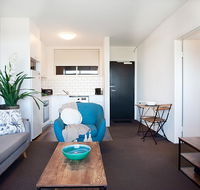 Sprawling City Views and Balcony in Cosy Apartment - Accommodation Rockhampton