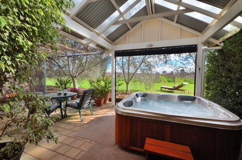 Stephanette's Cottage - Accommodation Rockhampton 0