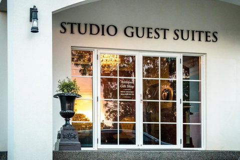Studio Guest Suites - Accommodation Rockhampton 1