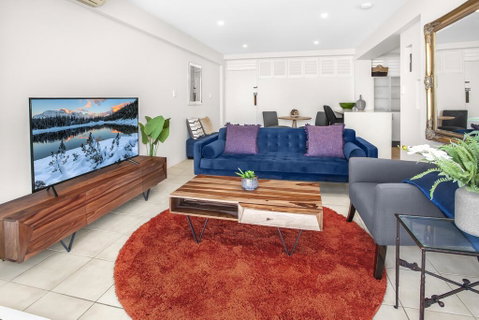 Stylish 2-Bed Apartment With Sweeping River Views - Accommodation Rockhampton 0