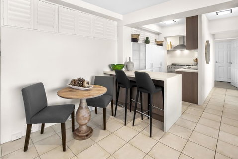 Stylish 2-Bed Apartment With Sweeping River Views - Accommodation Rockhampton 2
