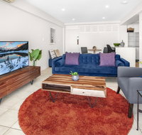 Stylish 2-Bed Apartment with Sweeping River Views - Accommodation Rockhampton