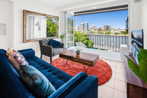 Stylish 2-Bed Apartment With Sweeping River Views - Accommodation Rockhampton 1