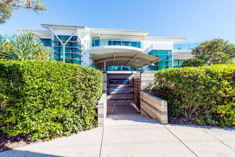 Stylish Beach Side Apartment - Unit 5 - 33 Lorikeet Drive - Accommodation Rockhampton 2