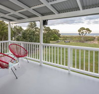 Sugar Shack - Character Family Home Right on the Ocean - Accommodation Rockhampton