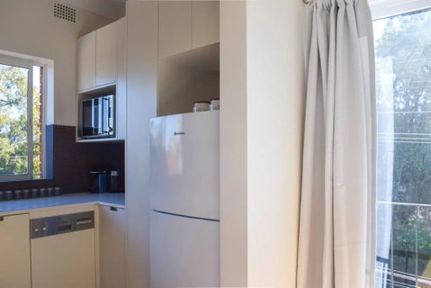 Sun-Drenched 1 Bed Studio Apt Newtown Parking - Accommodation Rockhampton 1