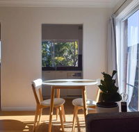 Sun-Drenched 1 Bed Studio Apt Newtown Parking - Accommodation Rockhampton