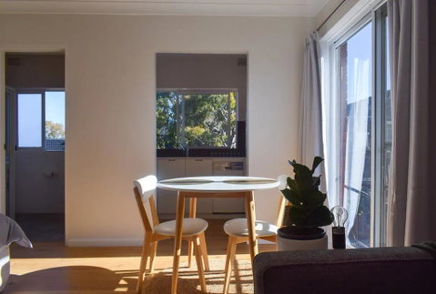 Sun-Drenched 1 Bed Studio Apt Newtown Parking - Accommodation Rockhampton 0