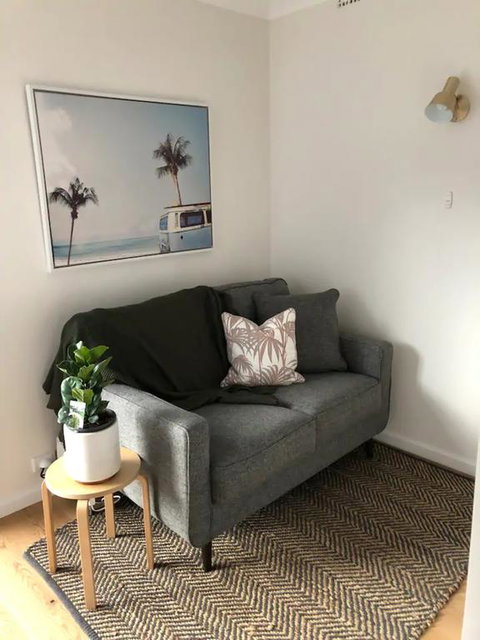 Sun-Drenched 1 Bed Studio Apt Newtown Parking - Accommodation Rockhampton 3