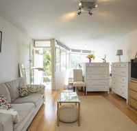 Sunlit studio in the trees walk to the beach - Accommodation Rockhampton