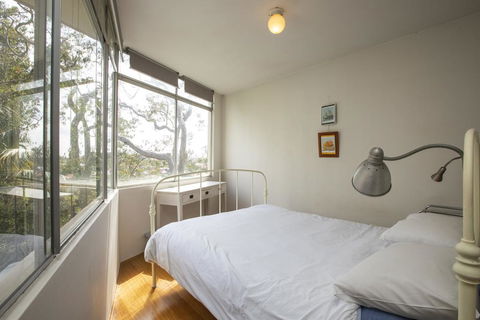 Sunlit Studio In The Trees, Walk To The Beach - Accommodation Rockhampton 1