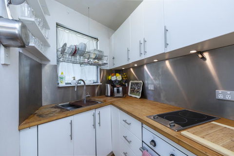 Sunlit Studio In The Trees, Walk To The Beach - Accommodation Rockhampton 2
