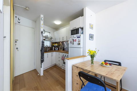 Sunlit Studio In The Trees, Walk To The Beach - Accommodation Rockhampton 3