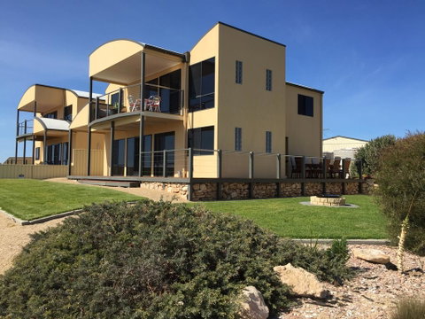 Sunset Cove Beach House - Accommodation Rockhampton 0