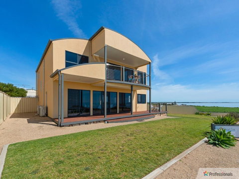 Sunset Cove Beach House - Accommodation Rockhampton 0