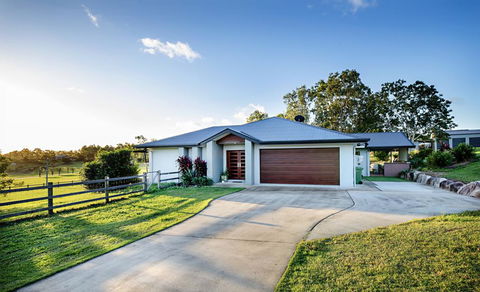 Sunset Retreat Airlie Beach Rural Getaway - Accommodation Rockhampton 0